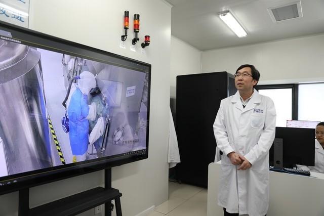 张晋向《工人日报》记者介绍新冠疫苗的生产工艺。