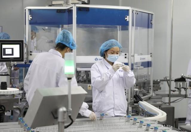 1月3日，国药集团中国生物北京公司的新冠疫苗产品分装及包装车间内，工作人员正在检查产品包装情况。