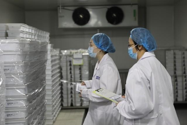 1月3日，国药集团中国生物北京公司的新冠灭活疫苗产品分装及包装车间内，质检人员正在对疫苗做批签发抽样。